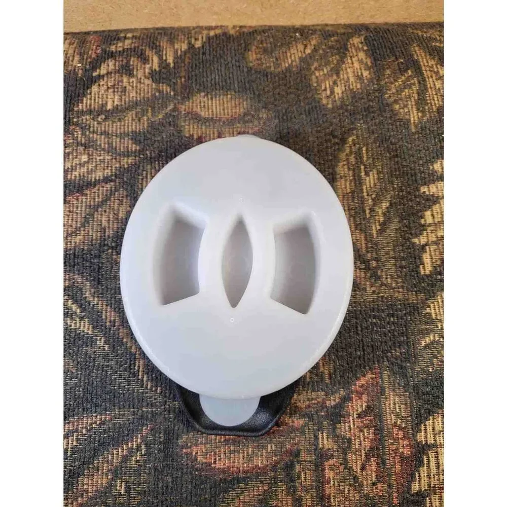 Retired Pampered Chef Mango Wedger Slicer Cutter W/ Blade Cover